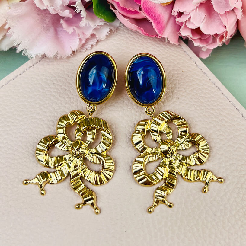 Dunkelblauer Ohrstecker mit vergoldeter Schleife von AmuseToi