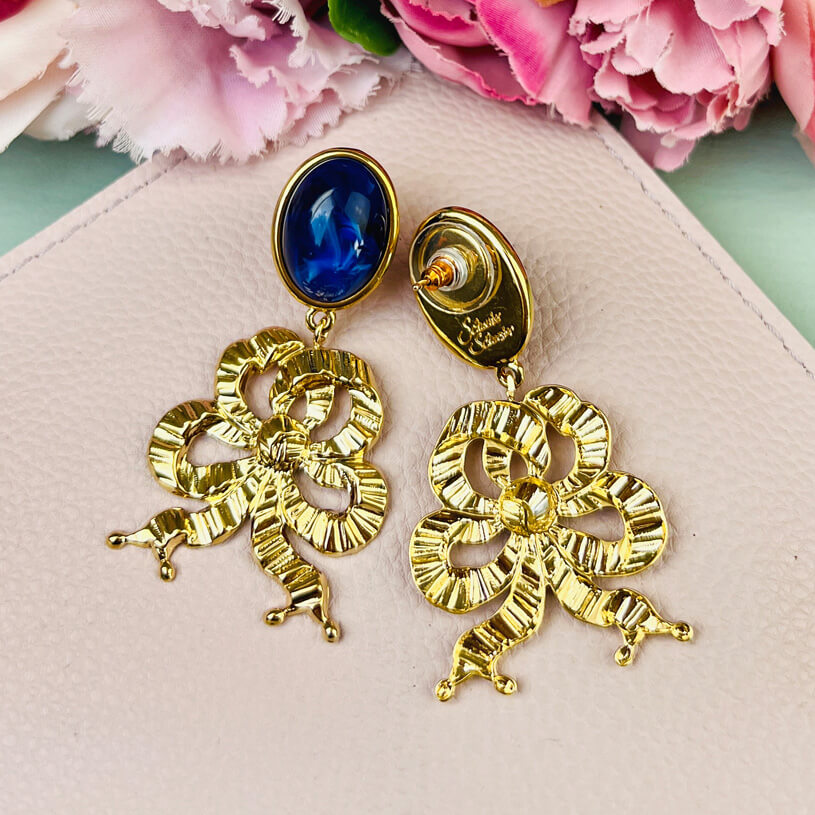 Dunkelblauer Ohrstecker mit vergoldeter Schleife von AmuseToi