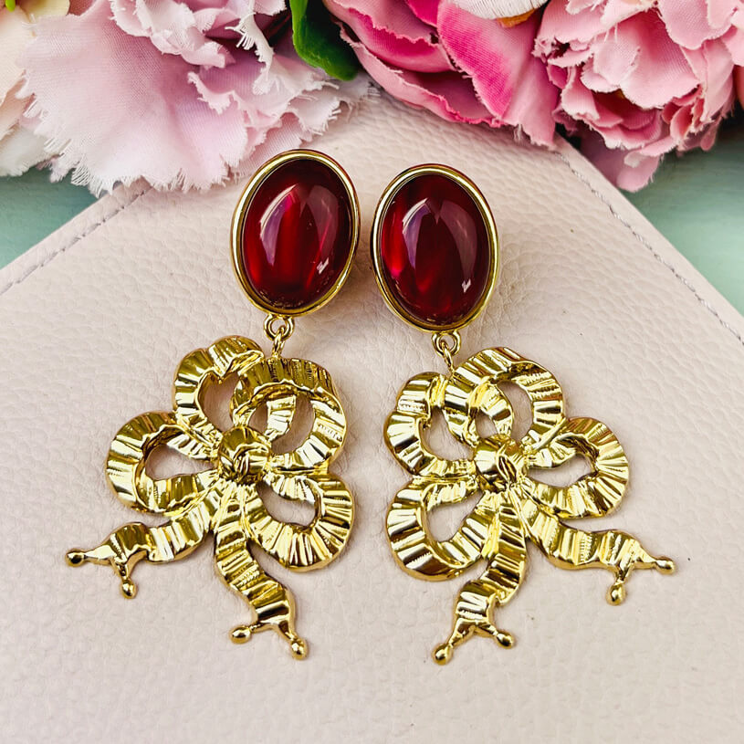 Dunkelrote Ohrstecker mit vergoldeter Schleife von AmuseToi