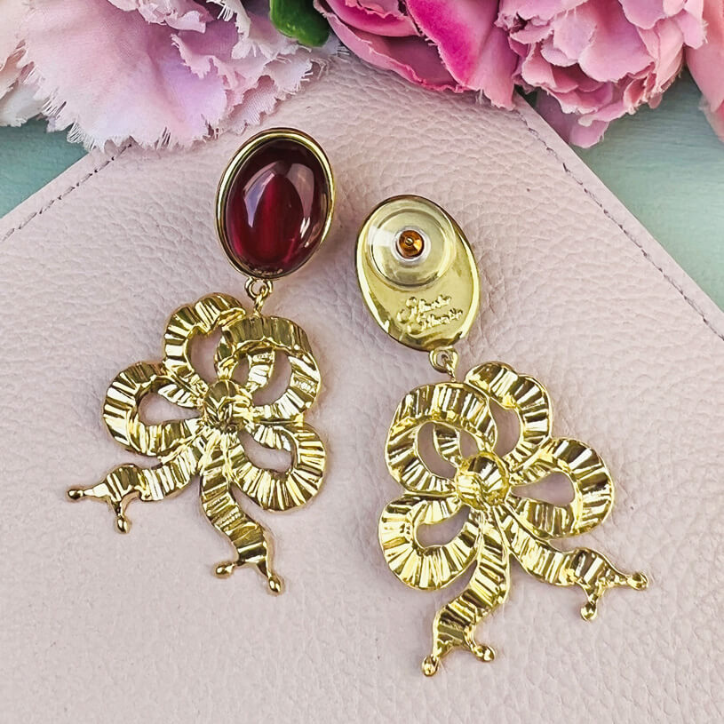 Dunkelrote Ohrstecker mit vergoldeter Schleife von AmuseToi