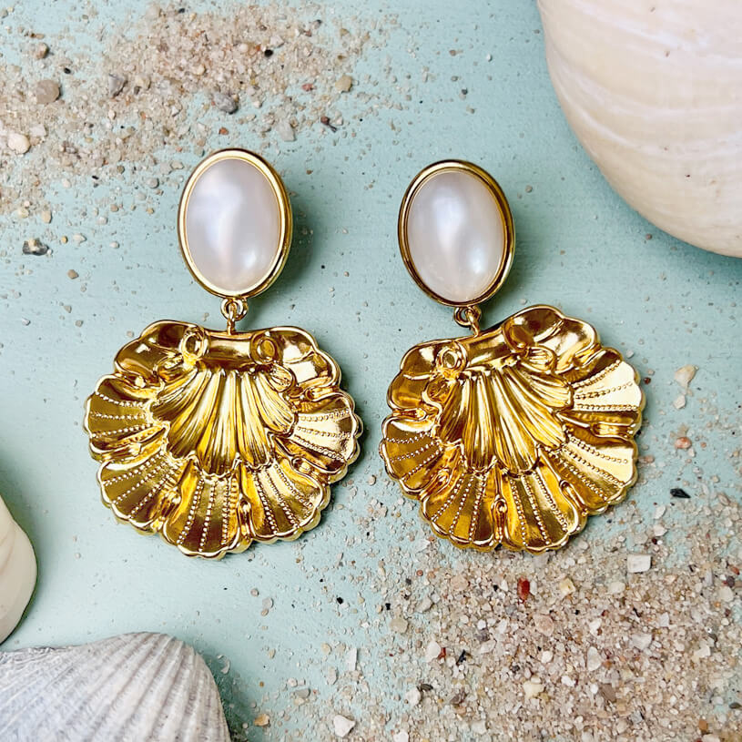 Vergoldete Ohrstecker in Perlmuttfarben mit goldenem Muschelornament von AmuseToi