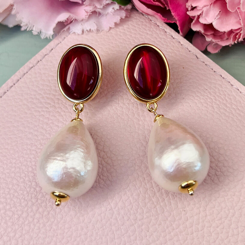 Dunkelrote Ohrstecker mit federleichten Baumwolltropfen