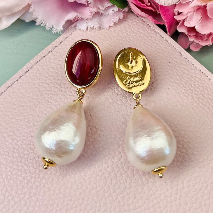 Dunkelrote Ohrstecker mit federleichten Baumwolltropfen