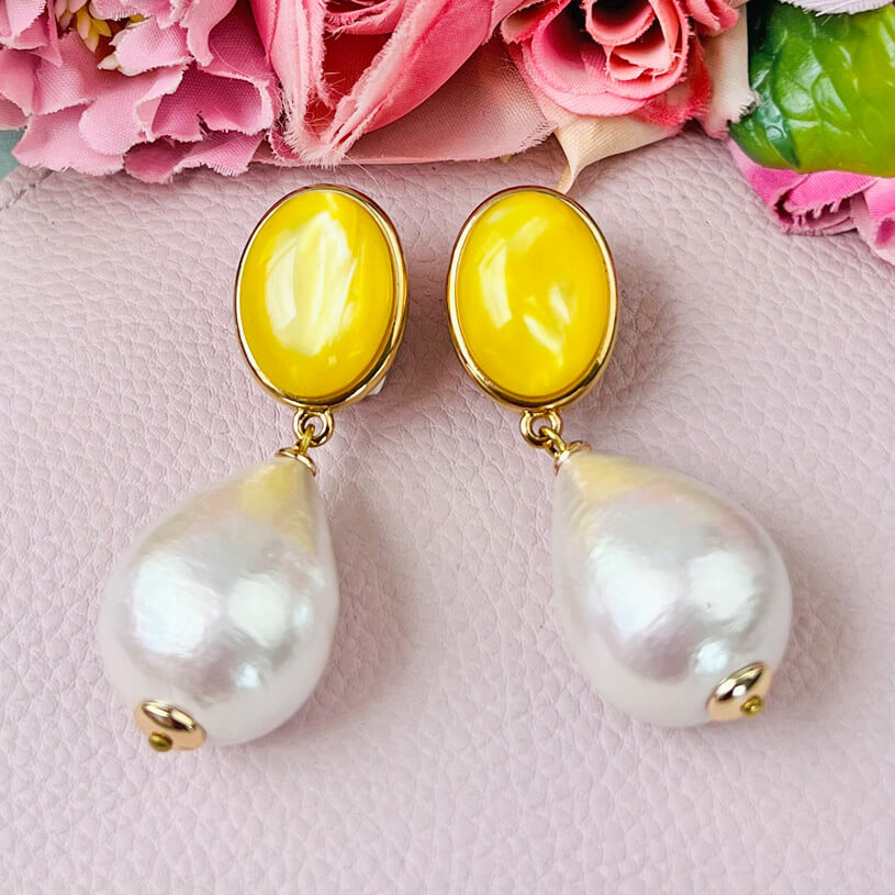 Gelbe Ohrstecker mit federleichten Baumwolltropfen von AmuseToi