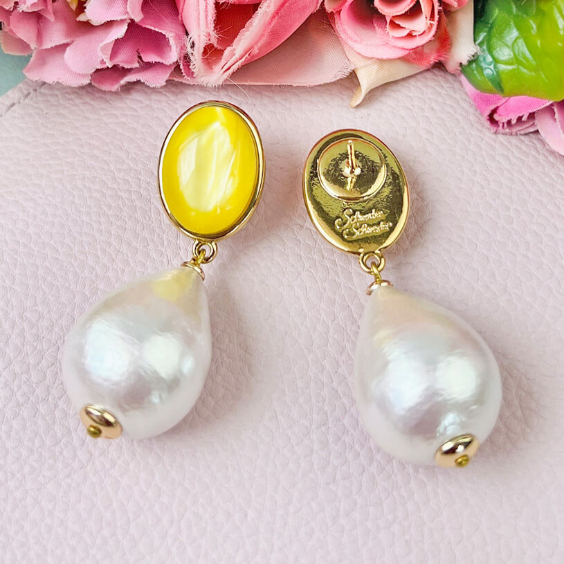 Gelbe Ohrstecker mit federleichten Baumwolltropfen von AmuseToi