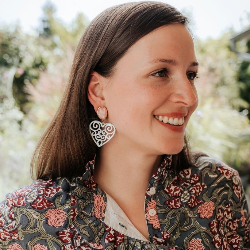 Schöne Herz-Ohrringe mit zartrosa Ohrsteckern und Herz-Ornamenten in Hellblau von AmuseToi