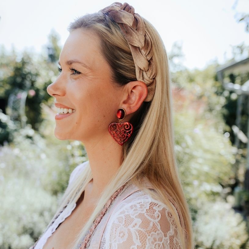 Schöne Ohrringe in schimmerndem Rot mit Herz-Ornamenten von AmuseToi