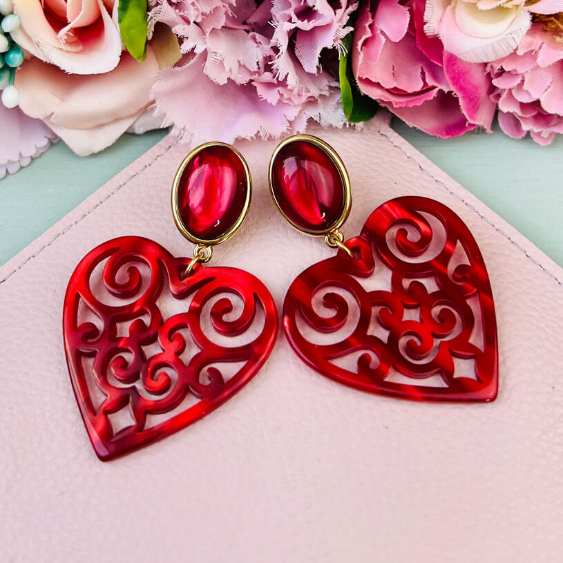 Schöne Ohrringe in schimmerndem Rot mit Herz-Ornamenten von AmuseToi