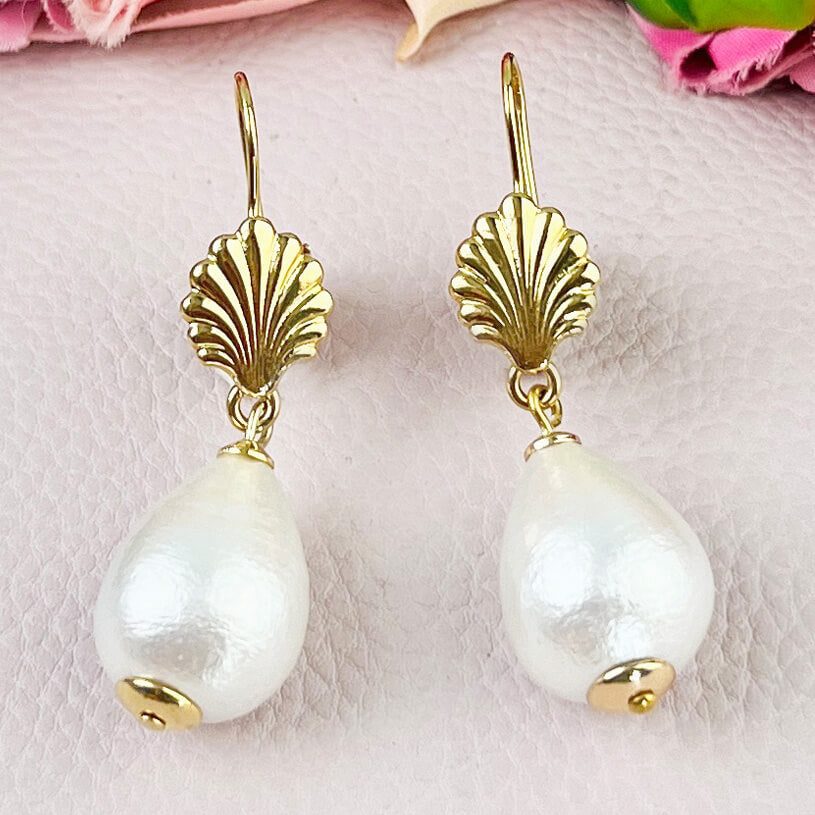 Vergoldete Ohrhänger in Muschelform mit kleinem Baumwolltropfen von AmuseToi
