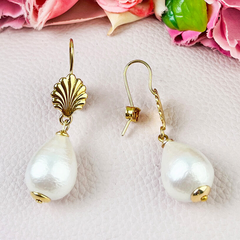 Vergoldete Ohrhänger in Muschelform mit kleinem Baumwolltropfen von AmuseToi