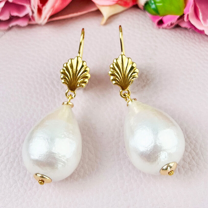 Vergoldete Ohrhänger in Muschelform mit großem Baumwolltropfen von AmuseToi