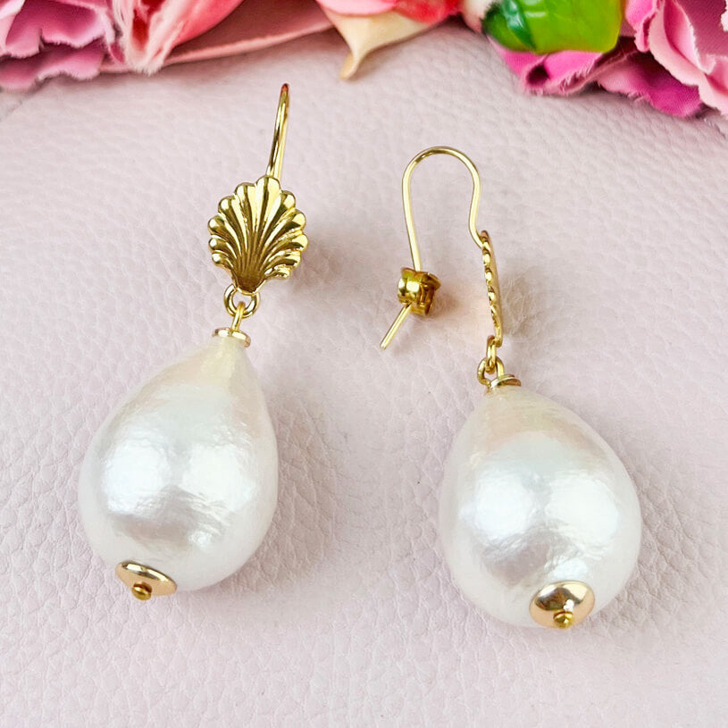 Vergoldete Ohrhänger in Muschelform mit großem Baumwolltropfen von AmuseToi