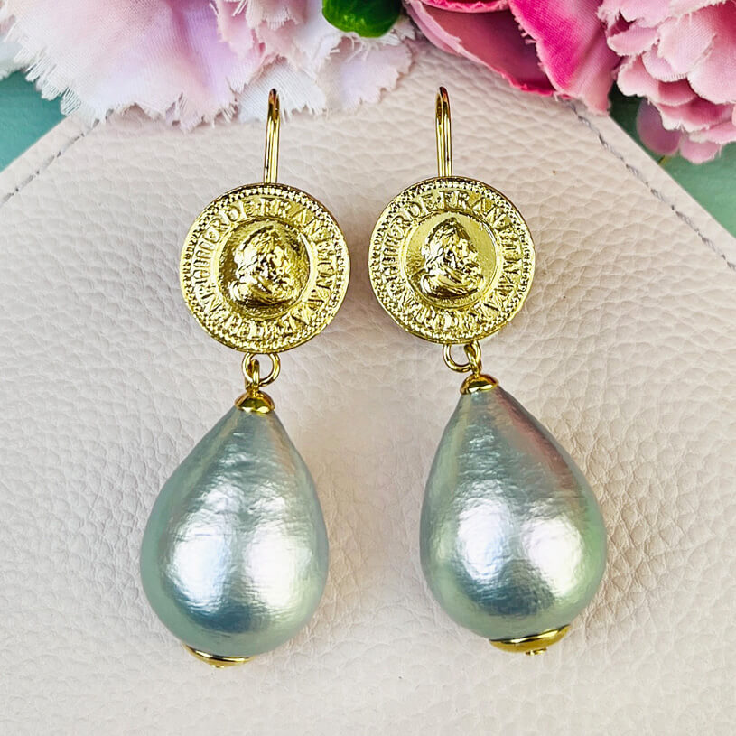 Vergoldete Ohrhänger mit feiner Münzprägung und Baumwolltropfen in Silbergrau von AmuseToi