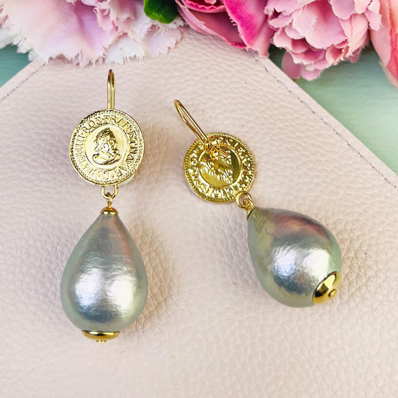 Vergoldete Ohrhänger mit feiner Münzprägung und Baumwolltropfen in Silbergrau von AmuseToi