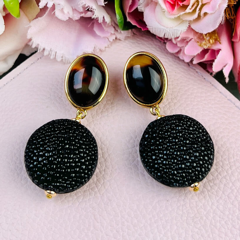 Schildpattfarbene Ohrringe mit schwarzem Anhänger in Rochenhautoptik