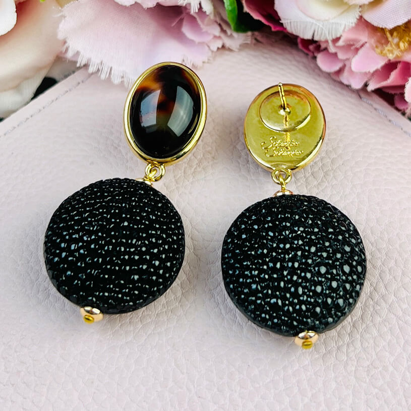 Schildpattfarbene Ohrringe mit schwarzem Anhänger in Rochenhautoptik