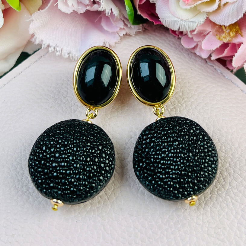 Schwarze Ohrringe mit Anhänger in Rochenhautoptik