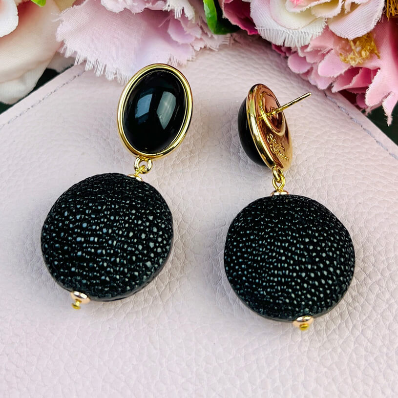 Schwarze Ohrringe mit Anhänger in Rochenhautoptik