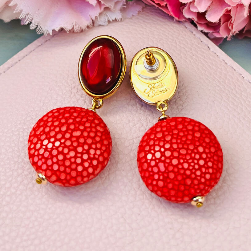 Dunkelrote Ohrringe mit rotem Anhänger in Rochenhautoptik