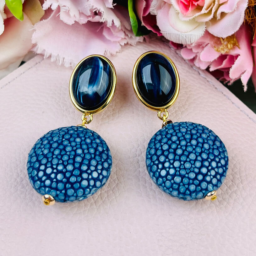Dunkelblaue Ohrringe mit blauem Anhänger in Rochenhautoptik