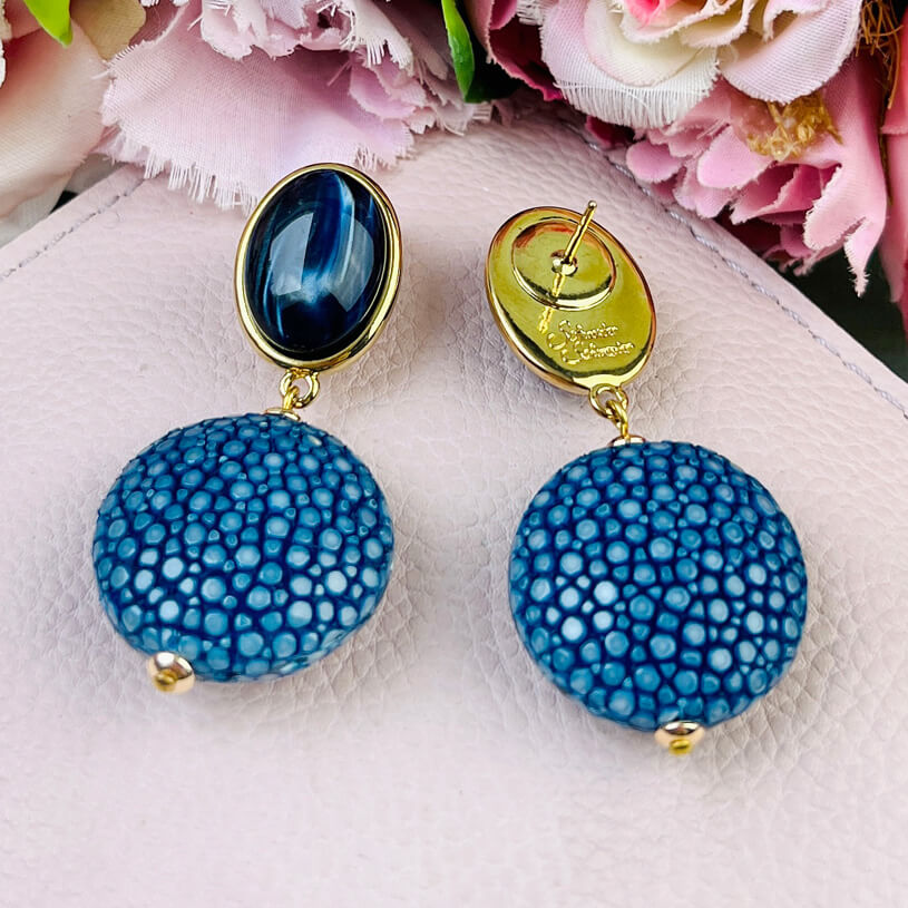 Dunkelblaue Ohrringe mit blauem Anhänger in Rochenhautoptik