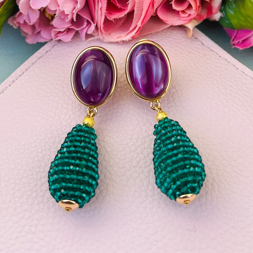 Amethystfarbene Ohrstecker mit glitzerndem dunkelgrünem Tropfen von AmuseToi