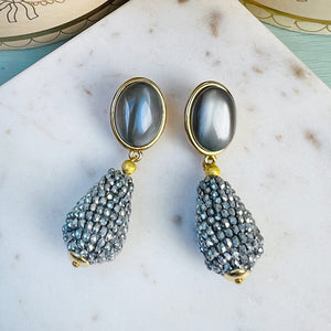 Graue Ohrstecker mit glitzerndem grauen Tropfen von AmuseToi