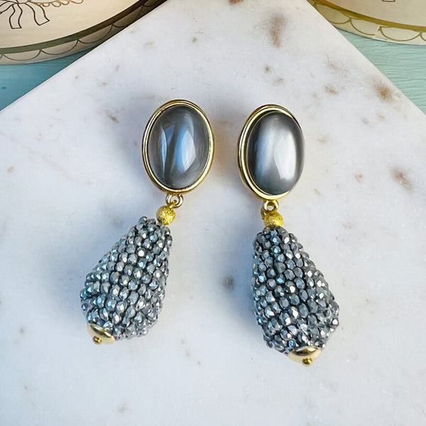 Graue Ohrstecker mit glitzerndem grauen Tropfen von AmuseToi