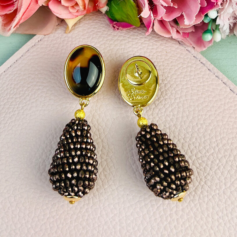 Schildpattfarbene Ohrstecker mit glitzerndem dunkelbraunen Tropfen