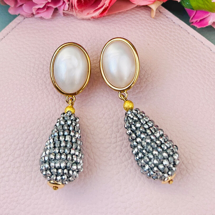 Perlmuttfarbener Ohrstecker mit glitzerndem silberfarbenem Tropfen