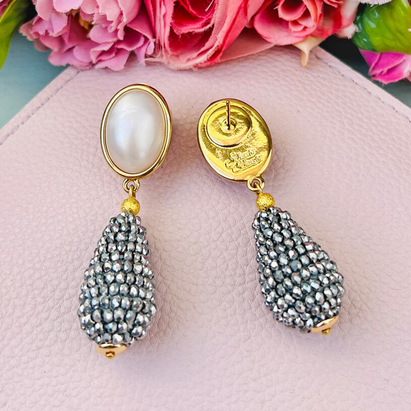 Perlmuttfarbener Ohrstecker mit glitzerndem silberfarbenem Tropfen