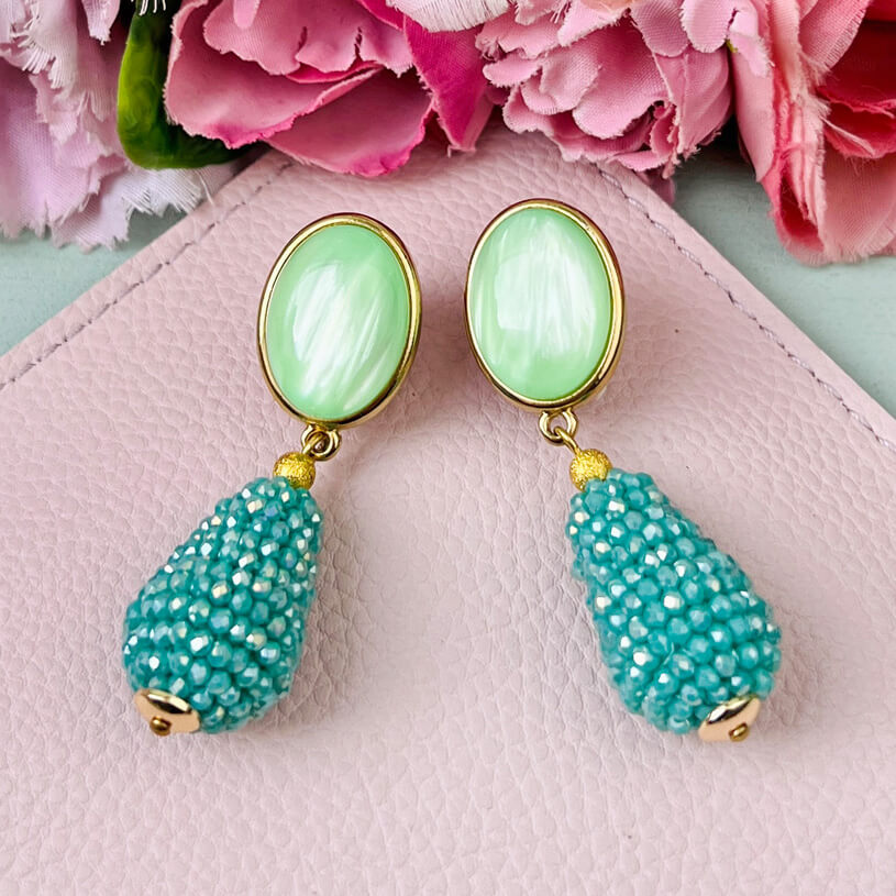 Hellgrüne Ohrringe mit glitzerndem türkisfarbenen Tropfen von AmuseToi