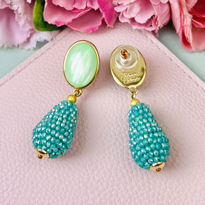 Hellgrüne Ohrringe mit glitzerndem türkisfarbenen Tropfen von AmuseToi