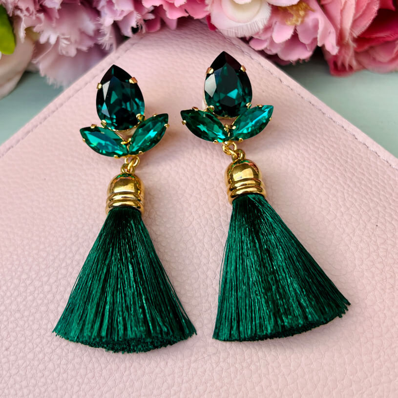 Glitzernde Ohrstecker in Dunkelgrün mit edler Quaste von AmuseToi