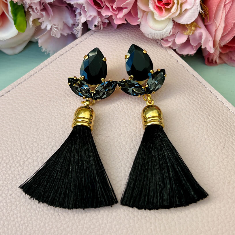 Glitzernde Ohrstecker in Schwarz mit edler Quaste von AmuseToi