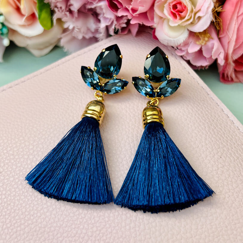 Glitzernde Ohrstecker in Dunkelblau mit edler Quaste von AmuseToi