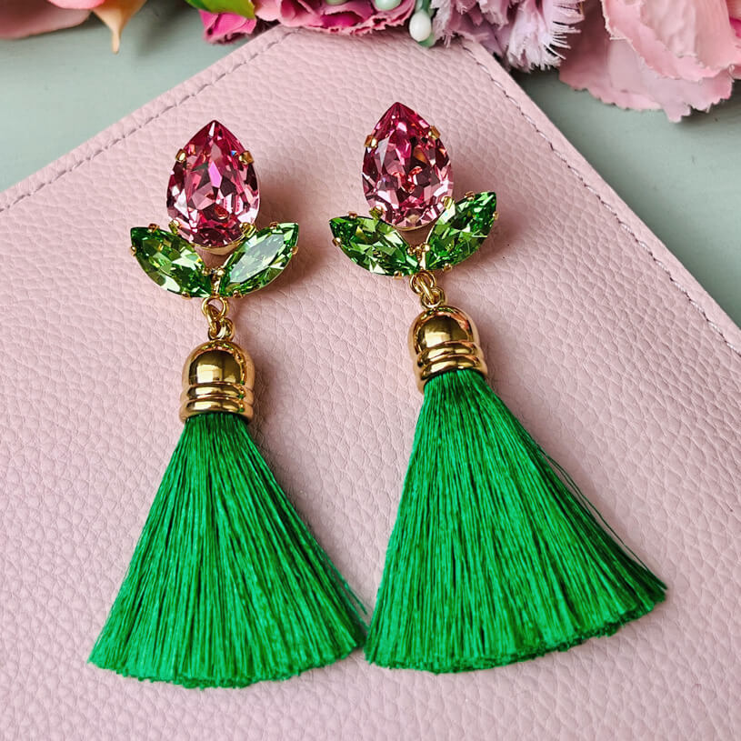 Glitzernde Ohrstecker in Rosa und Grün mit edler Quaste in Hellgrün