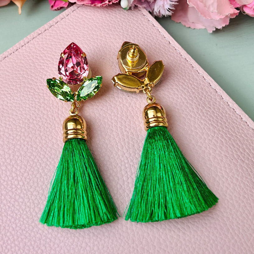 Glitzernde Ohrstecker in Rosa und Grün mit edler Quaste in Hellgrün