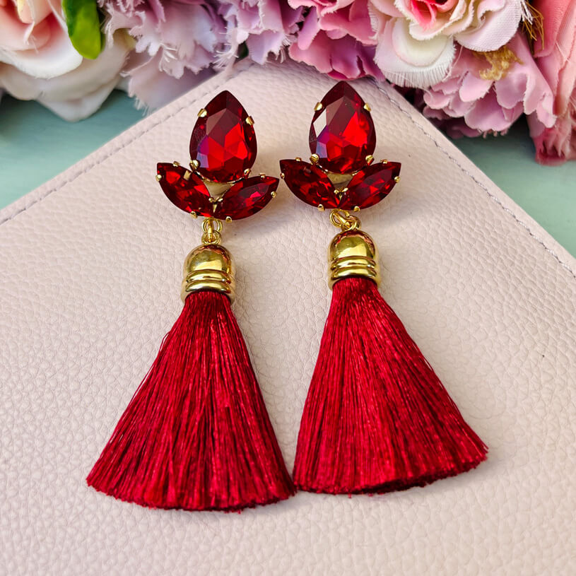 Glitzernde Ohrstecker mit Glas-Kristallen in Dunkelrot und edler Quaste