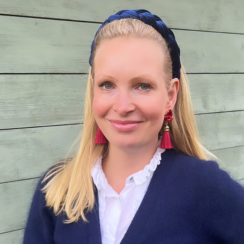 Glitzernde Ohrstecker mit Glas-Kristallen in Dunkelrot und edler Quaste