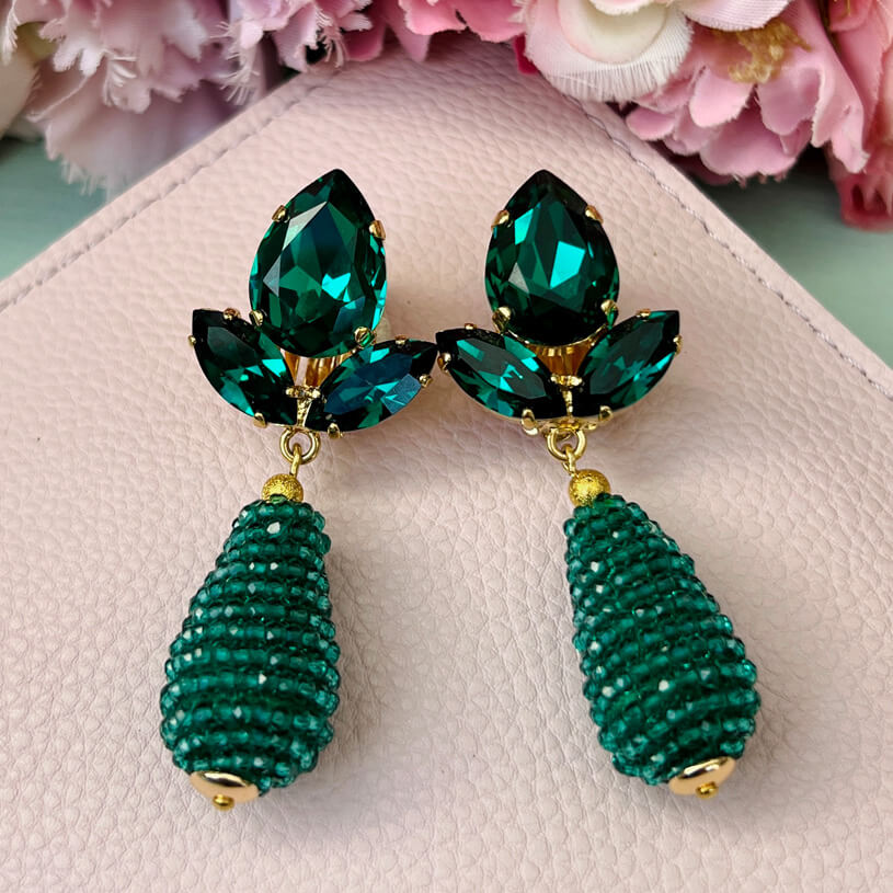 Funkelnde Ohrstecker in Dunkelgrün mit glitzernden Tropfen von AmuseToi