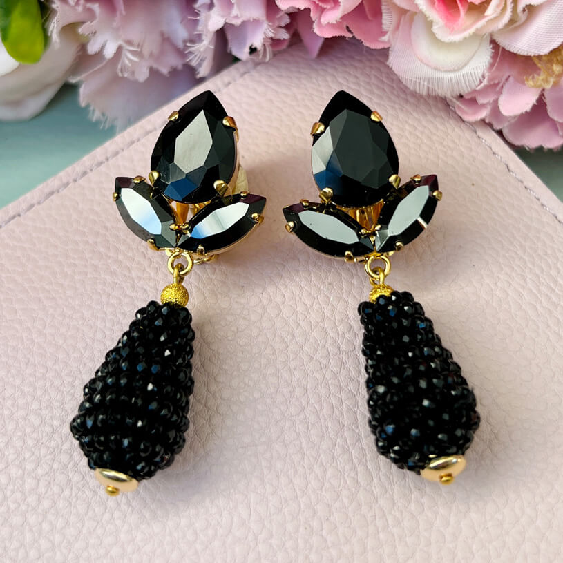 Funkelnde Ohrstecker in Schwarz mit glitzernden Tropfen von AmuseToi