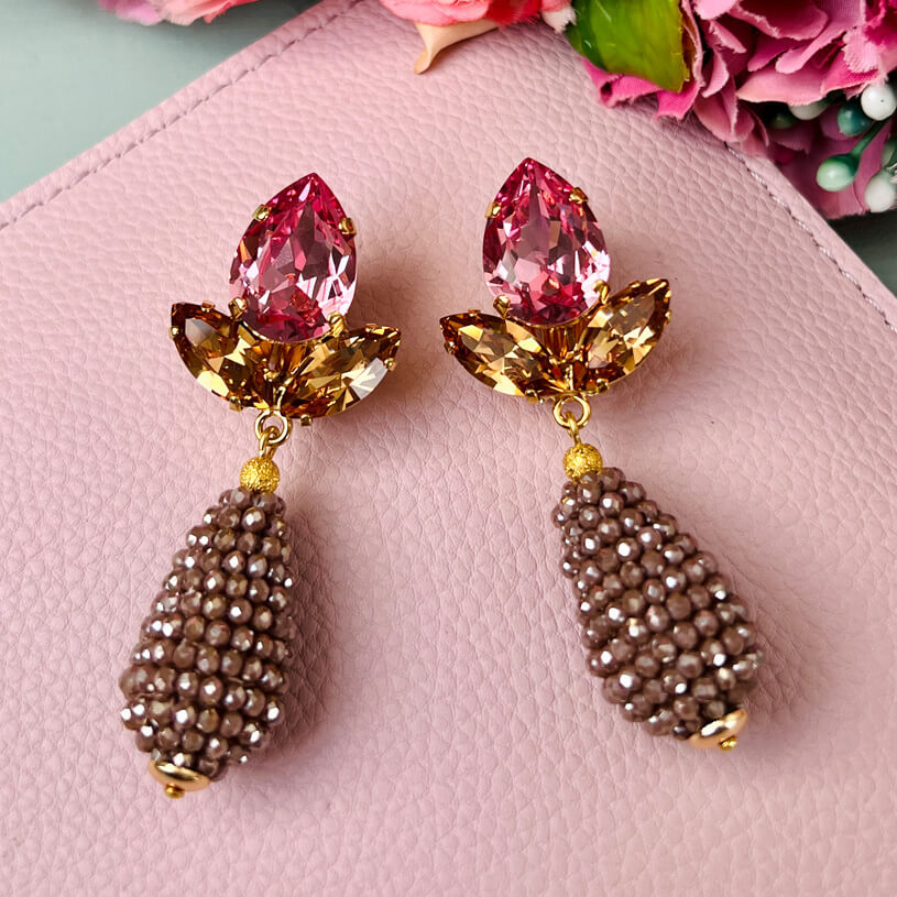 Funkelnde Ohrstecker in Rosa mit glitzernden Tropfen in Beige