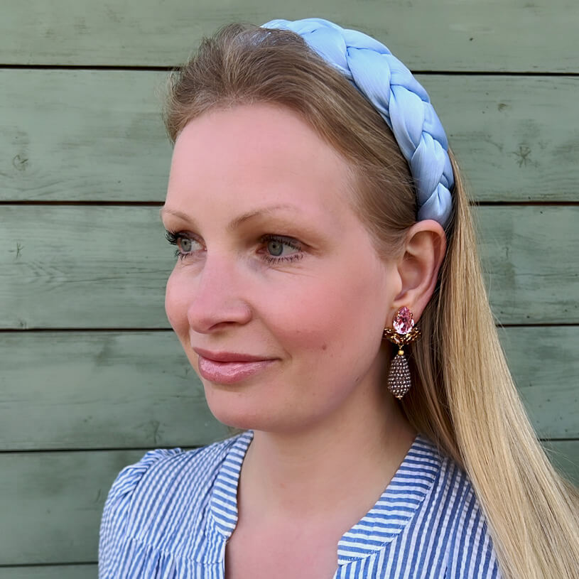 Funkelnde Ohrstecker in Rosa mit glitzernden Tropfen in Beige