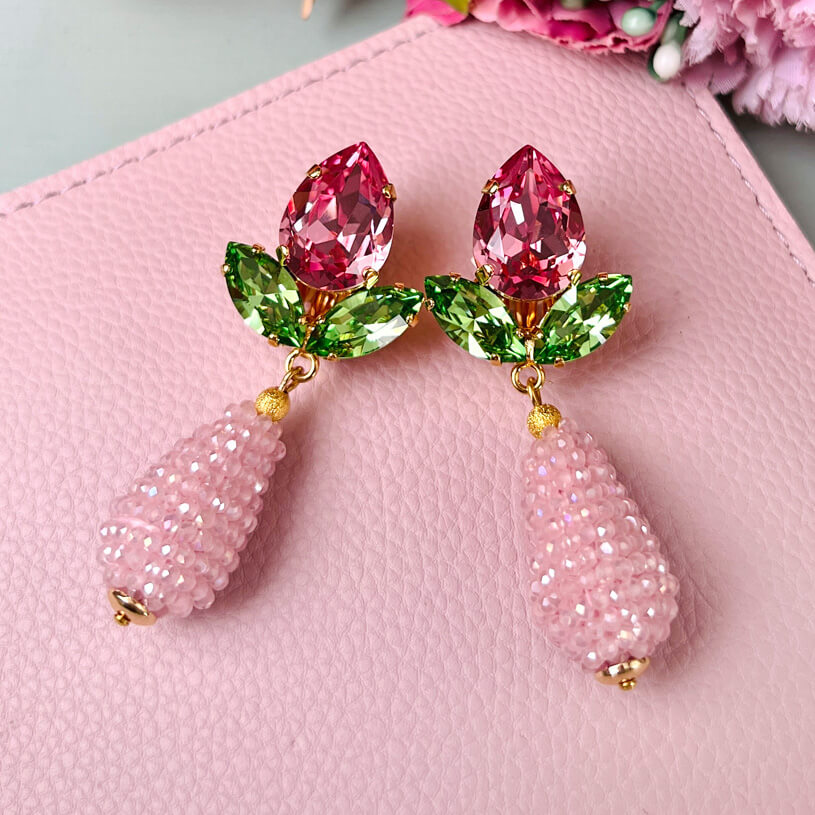 Funkelnde Ohrstecker in Rosa und Grün mit glitzernden Tropfen