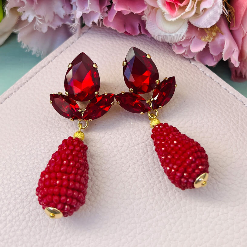 Funkelnde Ohrstecker in Dunkelrot mit glitzernden Tropfen von AmuseToi