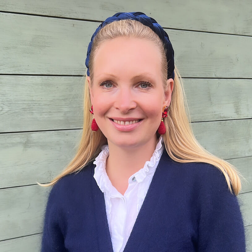 Funkelnde Ohrstecker in Dunkelrot mit glitzernden Tropfen von AmuseToi