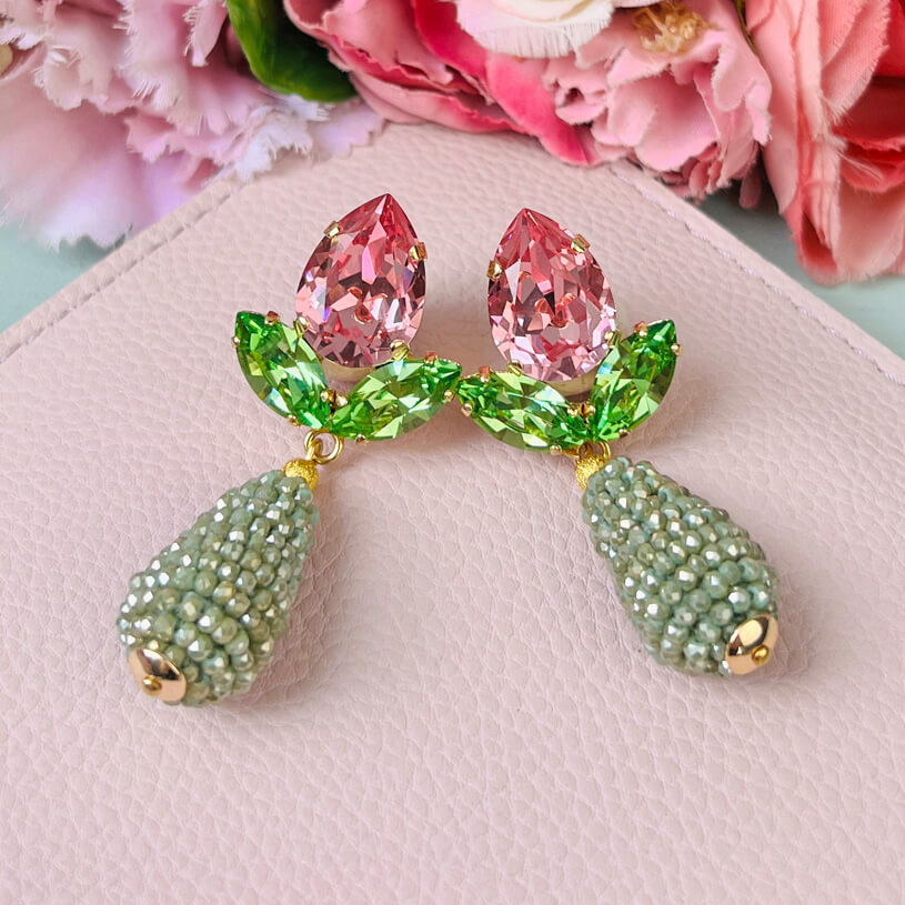 Funkelnde Ohrstecker in Rosa und Grün mit glitzernden Tropfen in Hellgrün
