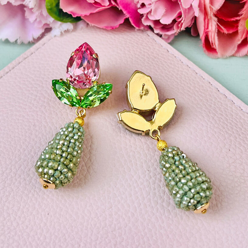 Funkelnde Ohrstecker in Rosa und Grün mit glitzernden Tropfen in Hellgrün