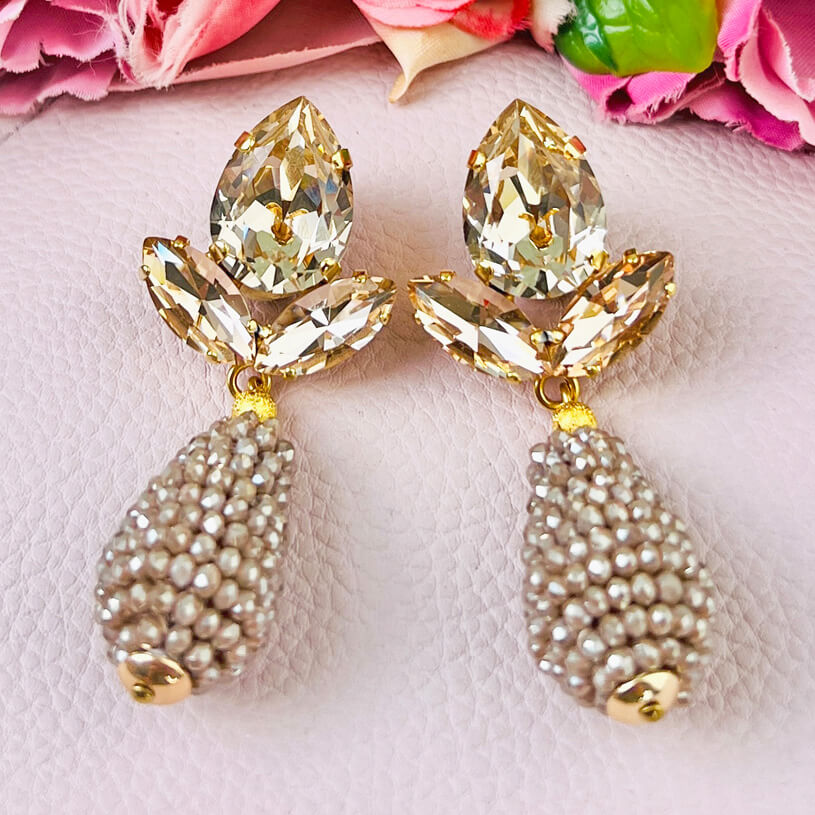 Champagnerfarbene Ohrstecker mit glitzernden Tropfen von AmuseToi